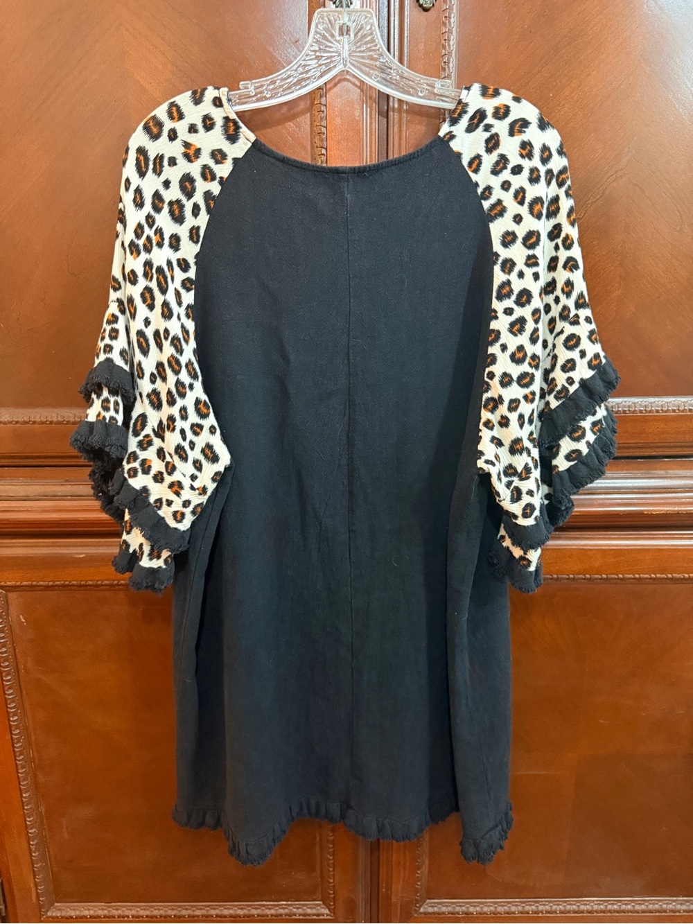 Umgee Boho Linen Blend
Leopard Print tiered Ruffle Sleeve Tunic
EUC Oversized M - Picture 5 of 9